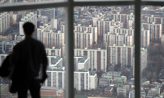 서울 송파구 롯데월드타워 서울스카이 전망대에서 바라본 아파트 단지. 뉴스1