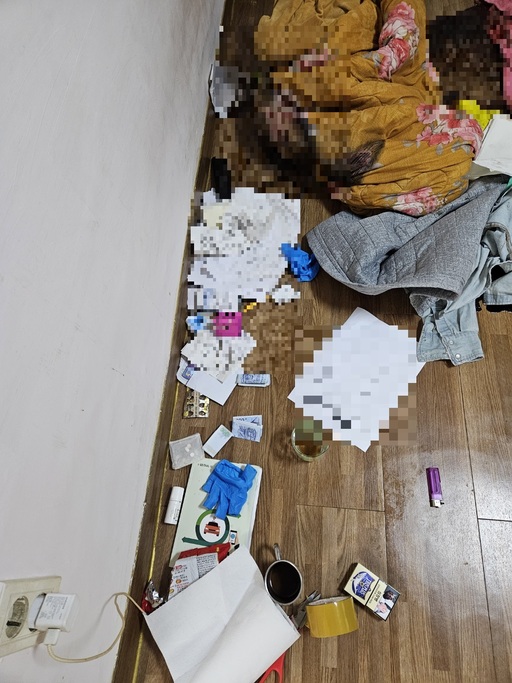 지난 2월 18일 서울의 한 다세대주택 안방에 고독사한 고인 흔적이 남아있다. 1000원짜리 지폐, 약봉지 등이 눈에 띈다.