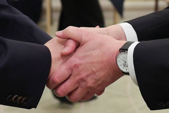 윤석열 대통령 시계 찬 일본 공명당 대표 - 일본을 방문한 윤석열 대통령이 지난 17일 도쿄의 한 호텔에서 야마구치 나쓰오 공명당 대표와 악수하고 있다. 사진은 야마구치 대표가 윤 대통령이 선물한 시계를 차고 있는 모습. -연합뉴스