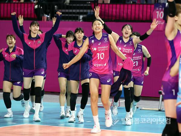 흥국생명 27승 달성, 김연경의 환호.