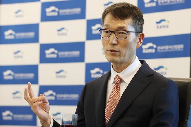 인터뷰하는 강남훈 회장     (서울=연합뉴스) 강민지 기자 = 강남훈 한국자동차산업협회장이 지난 14일 서울 서초구  자동차회관에서 연합뉴스와 인터뷰하고 있다. 2023.3.19
    mjkang@yna.co.kr