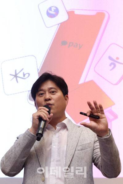[하노이(베트남)=이데일리 이영훈 기자] 신원근 카카오페이 대표가 17일 베트남 인터컨티넨탈 하노이 랜드마크72에서 열린 ‘제12회 국제 비즈니스·금융컨퍼런스(IBFC)’에서 ‘달아오르는 동남아 핀테크 시장, 그리고 카카오’를 주제로 발표를 하고 있다.