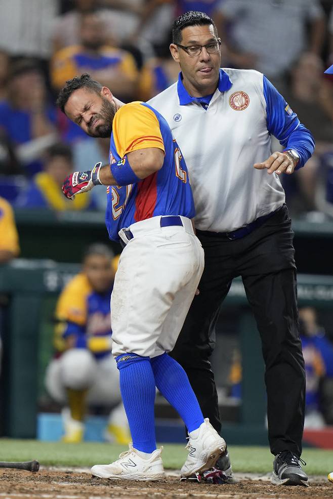 베네수엘라 대표팀에 합류한 호세 알투베가 공에 맞은 뒤 고통스러워 하고 있다. 사진=AP PHOTO