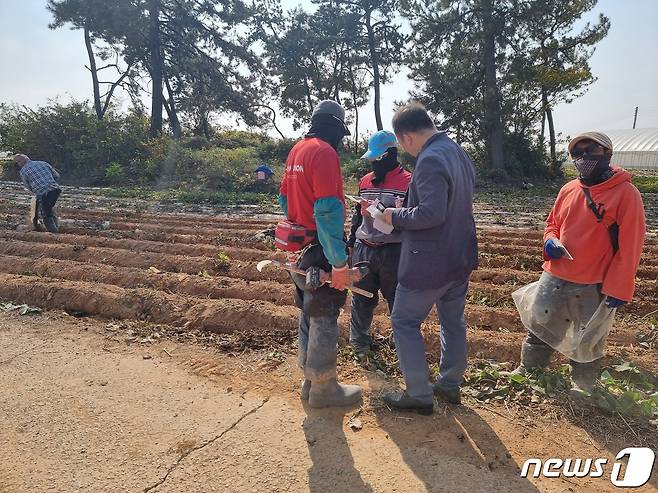 전남도 관계자들이 외국인 근로자 관리 실태를 점검하는 모습.(전남도 제공) 2023.3.20/뉴스1