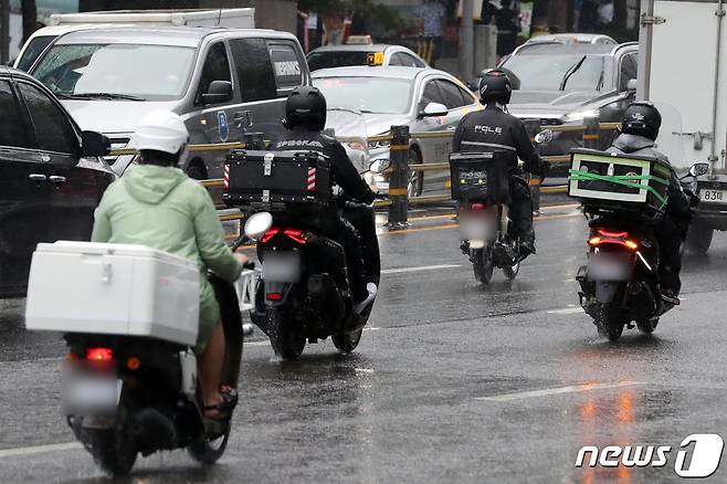 서울 강남역 인근에서 배달 노동자가 배달업무를 하고 있다. 2021.8.31/뉴스1 ⓒ News1 황기선 기자