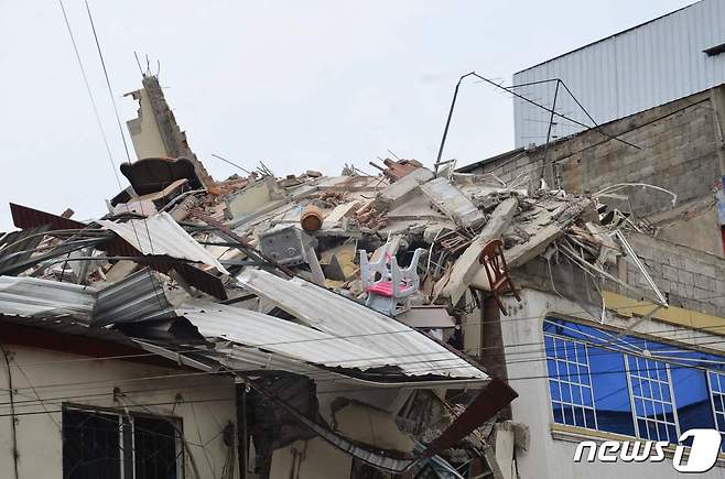 19일(현지시간) 규모 6.8의 지진이 강타한 에콰도르 마찰라에서 지붕 무너진 건물이 보인다. ⓒ AFP=뉴스1 ⓒ News1 우동명 기자