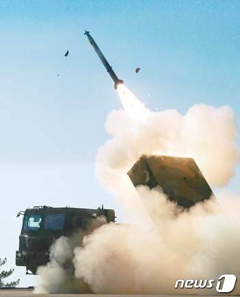 다연장로켓(MLRS) ‘천무’의 분산탄 발사 장면.