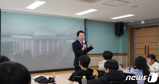 국민의힘 성일종 국회의원이 청소년들에게 국회놀이수업 보드게임 등에 대해 설명하고 있다. (서산시 제공) /뉴스1