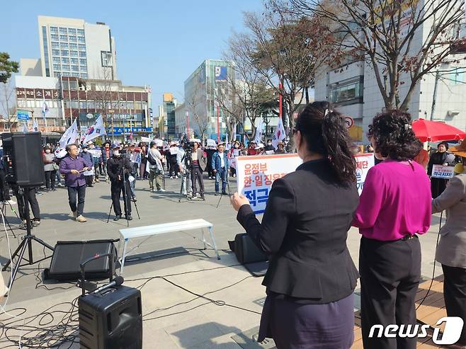 자유통일당 등 보수단체 회원 100여명은 20일 오후 2시 전주시 완산구 오거리광장에서 집회를 열고 "우리는 한일군사정보보호협정을 회복한 윤석열 대통령의 한일 정상회담 결과를 적극 지지한다"고 말했다.2023.3.20/뉴스1