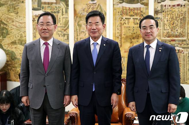 김진표 국회의장이 20일 오후 서울 여의도 국회에서 열린 국회의장 주재 여·야 원내대표 회동에서 주호영 국민의힘 원내대표, 박홍근 더불어민주당 원내대표와 기념촬영하고 있다. 2023.3.20/뉴스1 ⓒ News1 이승배 기자