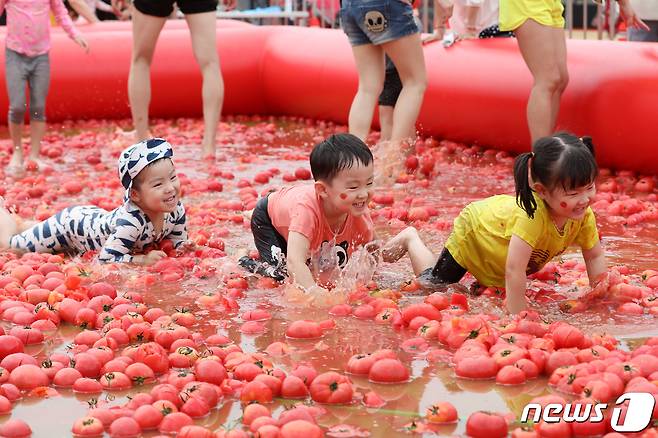 2019년 경기도 광주시 퇴촌면 공설운동장에서 열린 제17회 퇴촌 토마토 축제에서 어린이들이 토마토 풀장에서 즐거운 시간을 보내고 있는 모습. 2019.6.14/뉴스1 ⓒ News1 조태형 기자