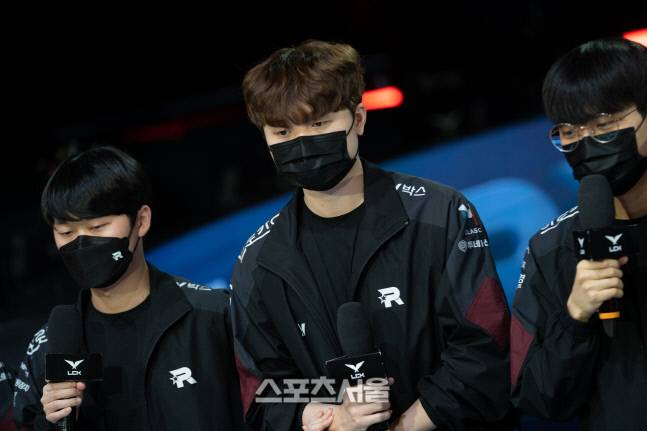 KT 미드라이너 ‘비디디’ 곽보성이 경기를 마친 후 팬들에게 인사를 하고 있다. &nbsp;종로=김민규 기자 kmg@sportsseoul.com