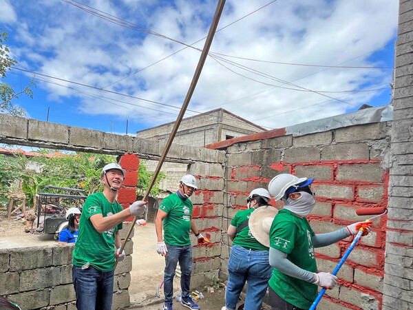 대한항공과 델타항공 직원들이 필리핀 칼라우안 지역에서 주택 보수 봉사활동을 하고 있는 모습 ⓒ대한항공