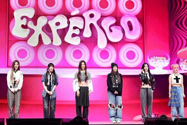 첫 번째 미니앨범 'expergo(엑스페르고)' 발매 기념 쇼케이스에 참석한 그룹 엔믹스(NMIXX). ⓒ이혜영 기자 lhy@hankooki.com