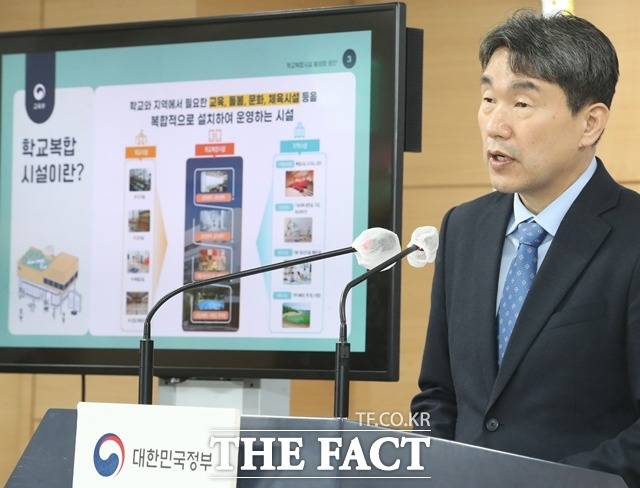 이주호 사회부총리 겸 교육부 장관이 17일 서울 종로구 정부서울청사에서 국가책임 교육·돌봄 시스템 구축을 위한 학교복합시설 활성화 방안 발표를 하고 있다./뉴시스