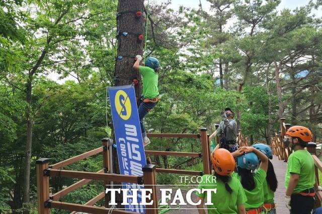 정읍시 관계자는 “자연과 교감하는 나무놀이 숲 체험을 통해 숲의 가치와 소중함을 느낄 수 있기를 바란다”며 “안전하고 즐거운 체험 공간이 될 수 있도록 최선의 노력을 다 하겠다”고 말했다. / 정읍시