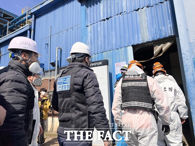 14일 한국타이어 대전공장에서 경찰, 소방 등으로 구성된 합동감식반이 가류공정을 확인하기 위해 1공장 안으로 들어가고 있다. / 대전=라안일 기자