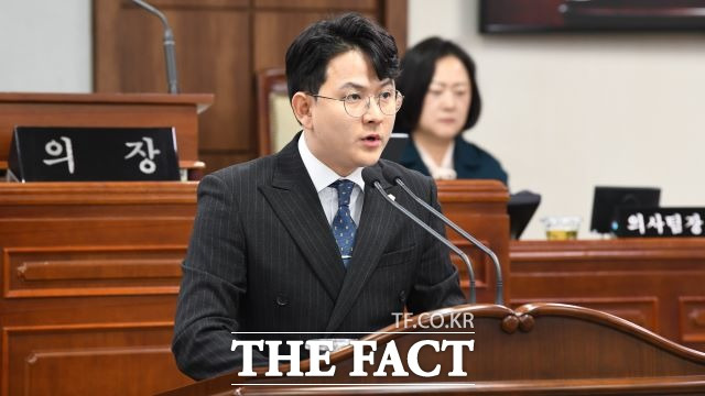 순천시의회 정광현 시의원이 자유발언을 통해 집행부가 의원 입법권을 침해하는 사례가 없도록 사후 조치를 요구하고 의회를 존종하는 행정을 요청하는 발언을 하고 있다. / 순천시의회