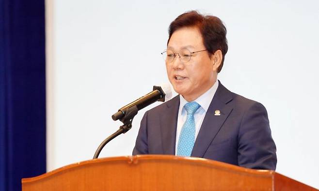 박완수 경남도지사가 청소년정책포럼에서 청소년 등 참석자들에게 인사말을 전하고 있다. [사진제공=경남도청]