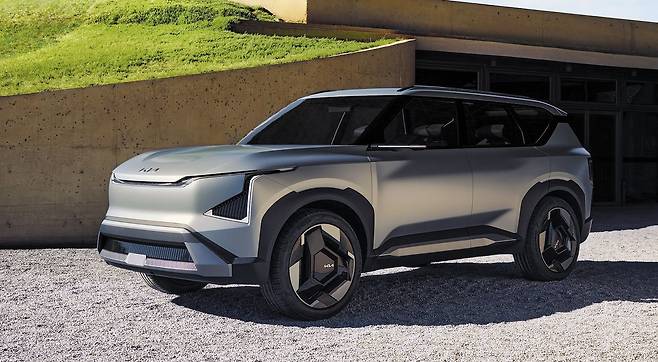 기아가 20일 중국 상하이에서 ‘기아 EV 데이’를 열고 EV5 콘셉트카를 공개했다. 기아는 이번에 공개된 콘셉트카를 기반으로 장쑤성 옌청 공장에서 연내 양산차를 출시, 중국 시장뿐 아니라 해외시장도 공략한다는 계획이다. /기아