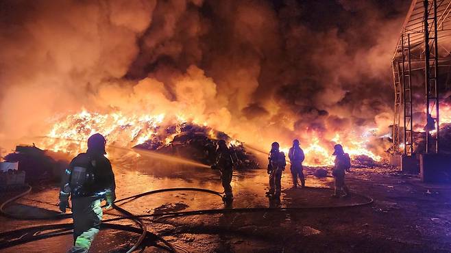 20일 오후 9시 46분쯤 경북 성주군 대가면 한 폐기물처리업체에서 원인을 알 수 없는 화재가 발생해 출동한 소방관이 진화작업을 벌이고 있다. /경북소방본부 제공