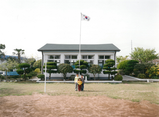 이동윤 교육학박사가 2002년 4월 9일 촬영한 경상남도 고성군 삼산면 두포리 삼산초등학교 와도분교 사진. 현재는 폐교 뒤 건물도 철거됐다. 사진=이동윤 박사 제공