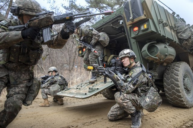 미군 대대급 부대가 최초로 참가한 FS/TIGER 한미 연합 KCTC 훈련에서 백석산여단전투단 장병들이 K808 차륜형 장갑차에서 하차하고 있다. 육군 제공