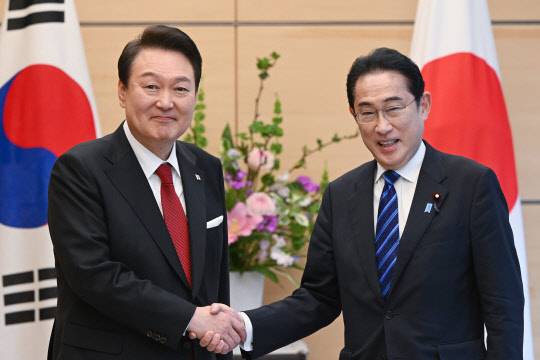 1박2일 일정으로 일본을 방문한 윤석열 대통령이 16일 오후 일본 도쿄 총리 관저에서 기시다 후미오 일본 총리와 한일 정상 소인수회담에 앞서 기념촬영을 하며 악수하고 있다.   도쿄=연합뉴스