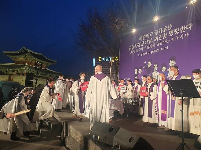 20일 오후 7시 전주 풍남문광장에서 시국미사를 시작해 신부님들이 입당하고 있다. 박임근 기자