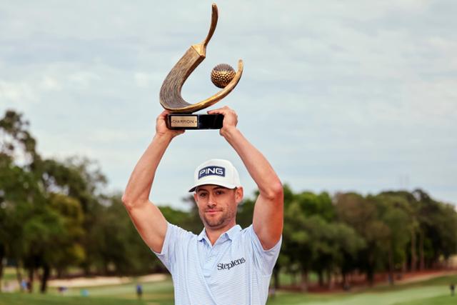 테일러 무어가 20일 미국 플로리다주 팜하버 이니스브룩 리조트 코퍼헤드 코스(파71)에서 열린 PGA 투어 발스파 챔피언십에서 우승 트로피를 들어 올리고 있다. 팜하버=AP 연합뉴스