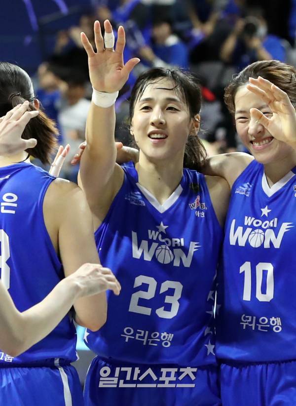 신한은행 SOL 2022~2023 여자프로농구 챔피언결정전1차전 아산 우리은행과 부산 BNK썸의 경기가 19일 오후 충남 아산이순신체육관에서 열렸다. 우리은행이 62-56으로 승리했다. 경기종료후 김단비가 기뻐 하고있다. 아산=정시종 기자 capa@edaily.co.kr