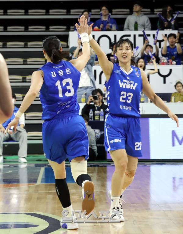 신한은행 SOL 2022~2023 여자프로농구 챔피언결정전1차전 아산 우리은행과 부산 BNK썸의 경기가 19일 오후 충남 아산이순신체육관에서 열렸다. 우리은행 김정은이 득점한 뒤 김단비와 하이파이브 하고있다. 아산=정시종 기자 capa@edaily.co.kr