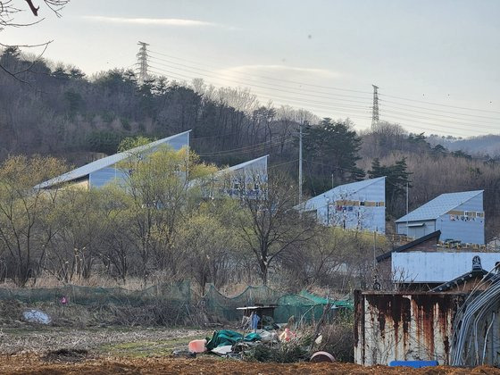 강원 동해시 지흥동 마을에 있는 창고 모습. 창고 회사가 지붕에 태양광 발전시설을 설치할 예정이다. 박진호 기자