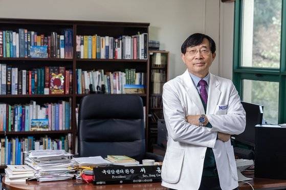 서홍관 국립암센터 원장이 16일 오전 경기 일산 국립암센터에서 중앙일보와 인터뷰를 하고 있다. 장진영 기자