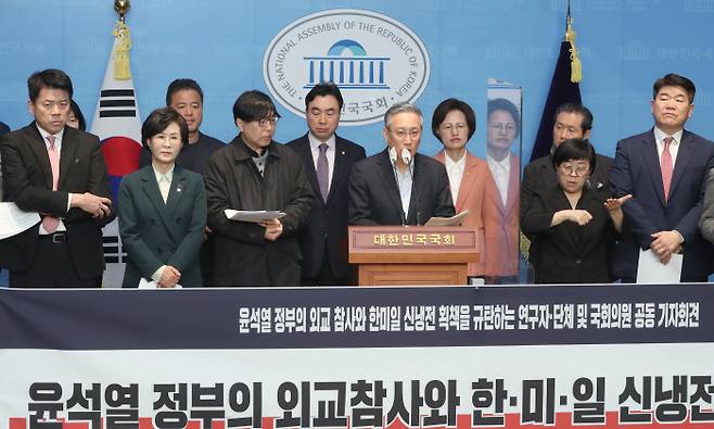 교수·연구자 단체 “외교참사” 민주화교수협의회 국제연대위원회 위원장인 남기정 서울대 교수가 20일 국회 소통관에서 열린 ‘윤석열 정부의 외교참사와 한·미·일 신냉전 획책을 규탄하는 교수·연구자 단체 및 국회의원 공동 기자회견’에서 발언하고 있다. 국회사진기자단