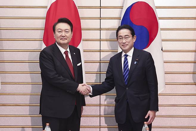 1박2일 일정으로 일본을 방문한 윤석열 대통령이 지난 16일 오후 일본 도쿄 총리 관저에서 기시다 후미오 일본 총리와 한일 확대정상회담에 앞서 기념촬영을 하며 악수하고 있다. 연합뉴스