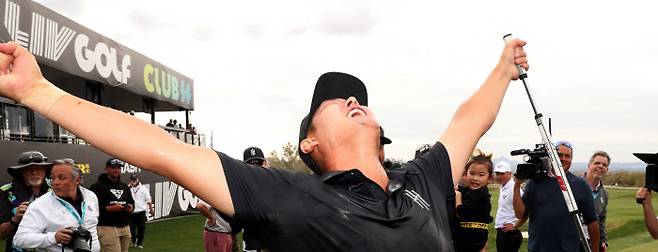 대니 리가 20일 미국 애리조나주 마라나의 더갤러리 골프클럽에서 열린 LIV 골프 2023시즌 2차 대회에서 우승을 차지한 뒤 두 팔을 벌리며 기쁨을 표현하고 있다. 투손 | USA투데이연합뉴스