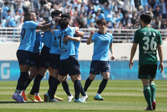 Daegu FC players celebrate after Kim Jin-hyuk's first goal in a K League game against Jeonbuk Hyundai Motors at DGB Daegu Bank Park in Daegu on Sunday. [YONHAP]