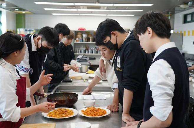 영남공고 1학년 학생들이 호텔조리과 실습실에서 볶음면 만들기를 체험하고 있다. (수성대 제공) 2023.03.20