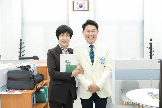 노관규 순천시장은 20일 김영주 국회부의장과의 단독 면담을 갖고 박람회 홍보와 참석을 부탁했다. (사진=순천시)