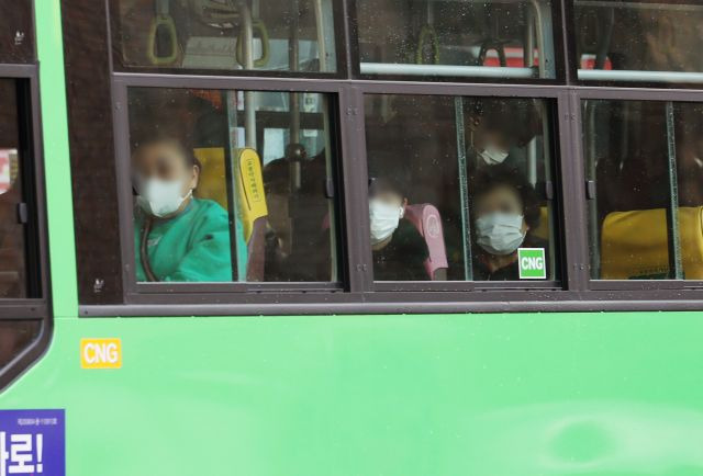 광주 북구 전남대 인근 정류장에서 20일 오전 마스크를 착용한 시민들이 시내버스에 탑승하고 있다. 연합뉴스