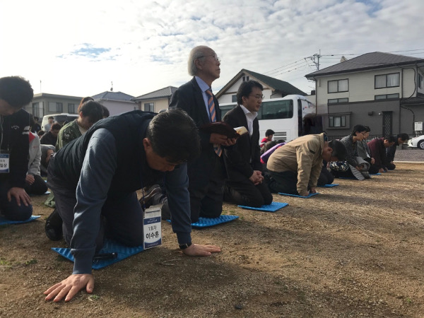 2016년 일본 나가사키 순례지를 방문한 한국 성도들이 ‘호쿠바루 처형장’에서 엎드려 기도하고 있다. 한일연합선교회 제공
