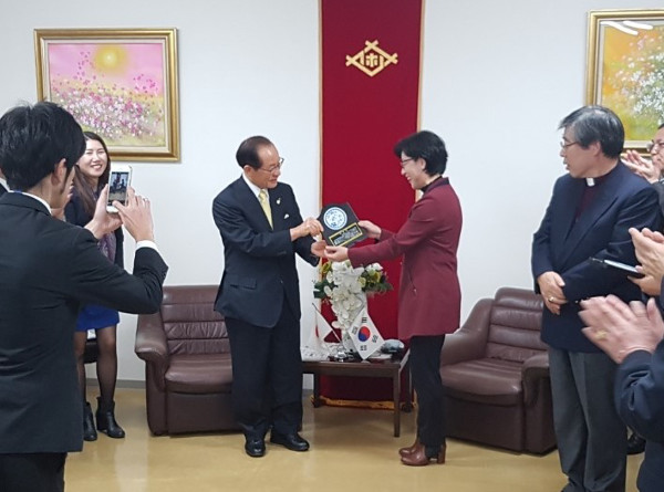 정재원(오른쪽) 한일연합선교회 총괄본부장이 2017년 11월 나가사키현 사세보시에서 사세보 시장으로부터 감사패를 받는 모습. 한일연합선교회 제공