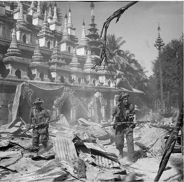 ▲ 1945년 1월 영국군이 버마에서 일본군과 전투를 벌인 뒤 파괴된 사원 부근을 순찰하는 장면. 사진=위키미디어
