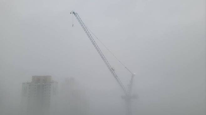▲안개가 있으면 타워크레인을 운행해선 안 된다. 안개 낀 건설현장 내 타워크레인이 서 있는 모습. 민주노총 건설노조 제공