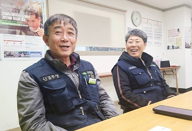 ▲민주노총 건설노조 정민호 타워크레인분과위원장과 백순애 조합원이 10일 서울 대림동 건설노조 회의실에서 인터뷰하고 있다. 사진=김예리 기자