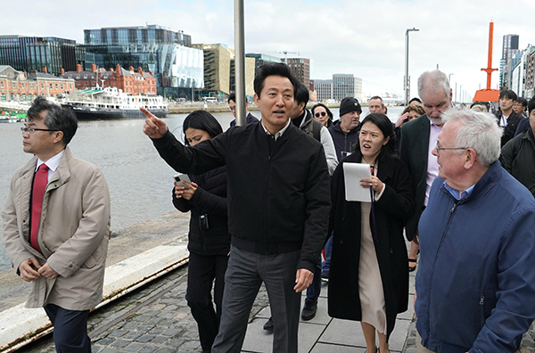 Seoul Mayor Oh Se-hoon visits Grand Canal Dock in Dublin, Ireland. [Photo by Yonhap]
