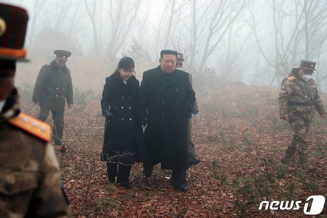 (평양 노동신문=뉴스1) = 김정은 북한 노동당 총비서가 18~19일 이틀간 '핵반격 가상 종합전술훈련'을 지도했다고 노동당 기관지 노동신문이 20일 보도했다. 김 총비서는 "핵을 보유한 국가라는 사실만으로는 전쟁을 실제적으로 억제할 수가 없다"면서 '핵공격태세 완비'를 강조했다.     [국내에서만 사용가능. 재배포 금지. DB 금지. For Use Only in the Republic of Korea. Redistribution Prohibited]  rodongphoto@news1.kr  Copyright (C) 뉴스1. All rights reserved. 무단 전재 및 재배포 금지.