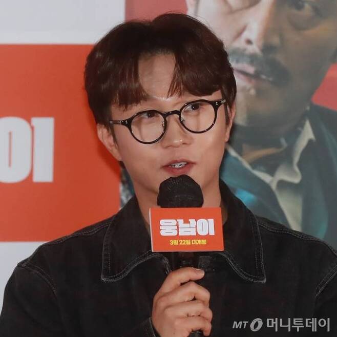Did this place look that easy to you?Comedian Park Sung-woong, 42, has made a point in a reviewer a harsh criticism of the movie ungnam he has been staging.Park Sung-woongs first commercial movie ungnam Lee is a story of a 25-year-old young man, ungnam Lee (Park Sung-woong), who has been eating mugwort and garlic for 100 days, .I got the motif from the story of Ungnyeo in Dangun myth.Park Sung-woong didnt take the picture because the movie industry was too easy, one netizen said. I understand the movie itselfs bad reviews, but I dont understand the criticism that the directors main job is Comedian.Even if Park Sung-woong major was not Movie, Staging, it is not justified to be a movie critic, he said.Translator Hwang Seok-hee also pointed out the negative reaction toward Park Sung-woong by attaching a photo of Jordan Peele to Instagram on the 17th, saying, Jordan Peele is also a Comedian.One netizen left a comment saying, What do you think of the rude post left by a reviewer? It hurts so much, while Park Sung-woong briefly replied, You have to admit it.Im not a genius. Im not a great person. Im a poor person who always has to learn. Im still learning from you every day, he said. I dont think this is my result right now. I think this is also a process.Im in the process, he said.Park Sung-woong, who was born in 1981, made his debut as a comedian in KBS 22 in 2007.He majored in Movie Arts at Dong-A University of Broadcasting and Arts and continued his staging activities in the days when he was popular as a Comedian, showing short films such as Yum (2011) and Sad because Im not sad (2017).Yok was selected as the opening film for the 3rd Seoul International Ultra Short Film Festival (SESIFF).Sad because it is not sad won the 11th World Seoul Short Film Movie Special Jury Prize, the 2nd Korea-China International Movie New Director Award, and the 1st Michuchon Film Festival Staging Award.Park Sung-woong said, Ungnam, who was held at CGV Yongsan Eye Park Mall in Seoul Yongsan-gu on the 14th, said, I majored in Staging at university, but Comedian was first. I think the first thing to ask is why I became a Comedian. I originally dreamed of being a movie director, and I got it back, he said. Im finally getting closer to my dream of a movie. Thats why Im here. Im so thrilled.Movie ungnam Lee will be released on the 22nd. Actors Park Sung-woong, Lee Kyung, Odalsu, Yeom Hye Ran and Yoonjae Moon will appear.