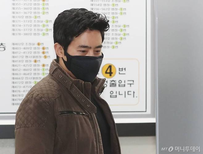 우크라이나 전쟁에 참전했다가 여권법 위반 혐의로 기소된 이근 전 대위가 20일 오전 서울 서초구 서울중앙지방법원에서 열린 여권법위반·도주치상 혐의 관련 첫 재판에 출석하고 있다. /사진=뉴시스